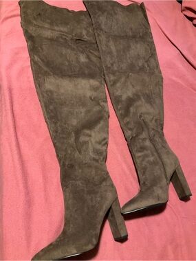Women’s Over-the-Knee Block Heel Boots in Brown Suede